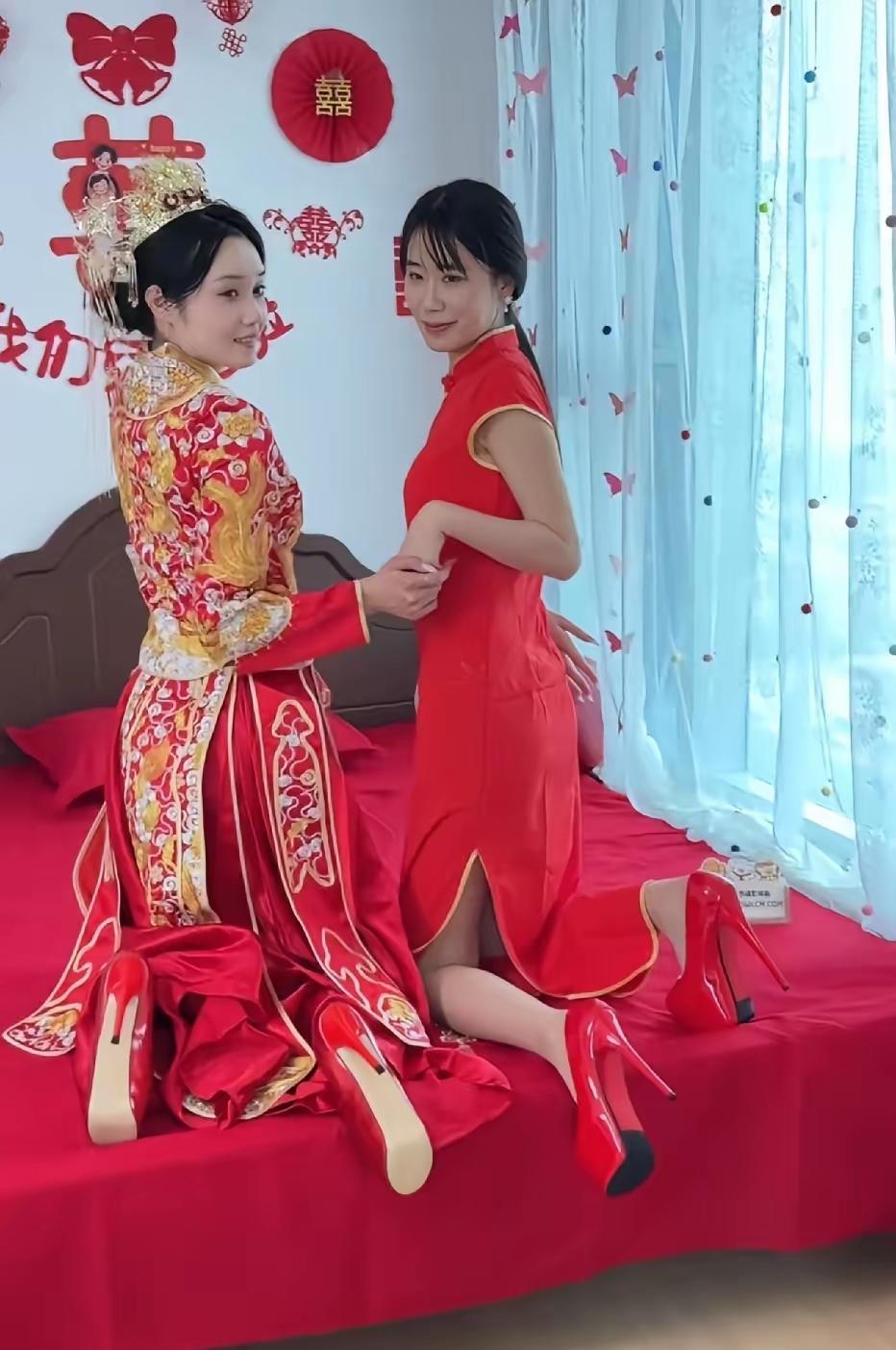 妈妈和女儿一起在婚床上的合影，不知道妈妈今年多大年纪了，应该是生孩子生的早，和女