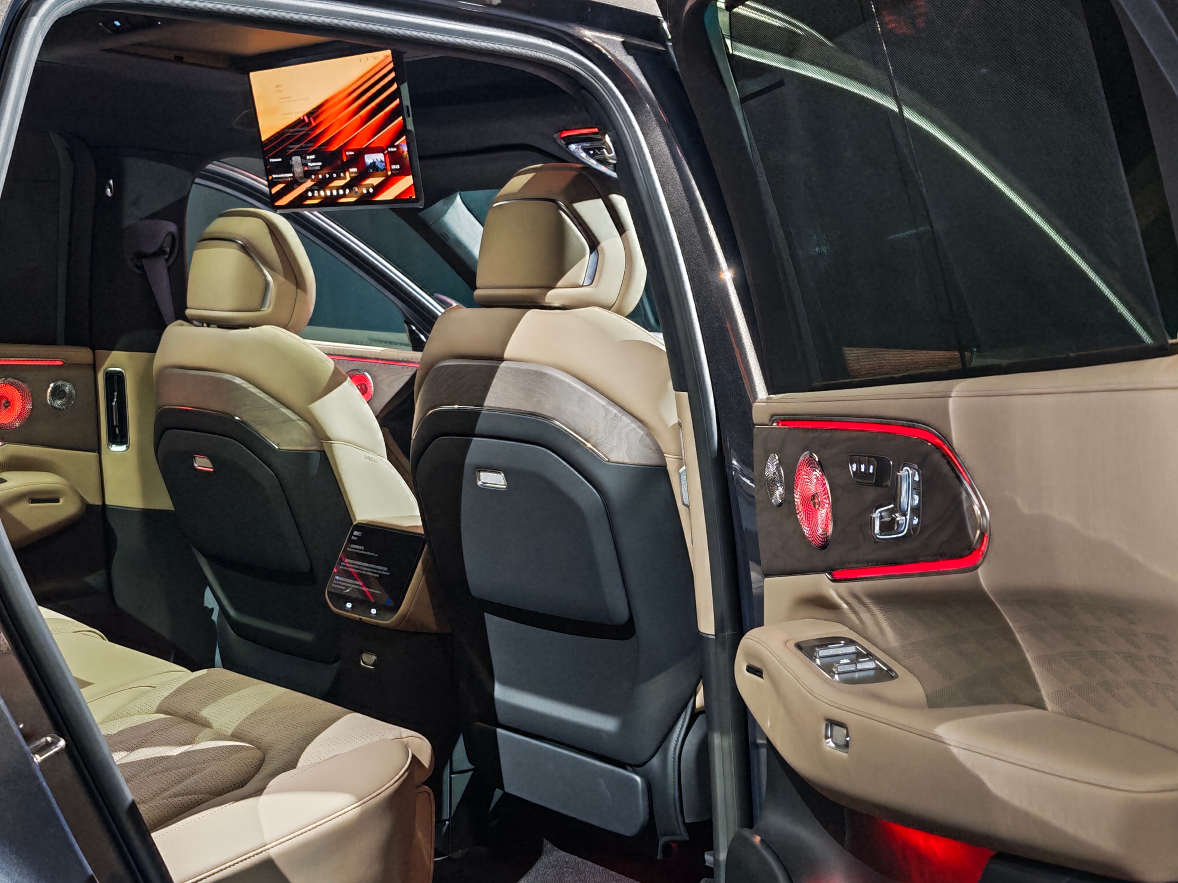 极氪8x 曜影这个车尾真的太帅了，肌肉感十足，原本繁星点点地贯穿灯也有一种浑然天