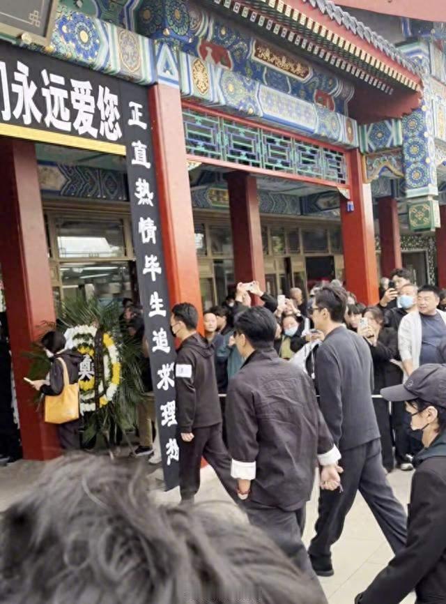 胡歌连夜送别游本昌，灵堂擦泪：爷叔走了