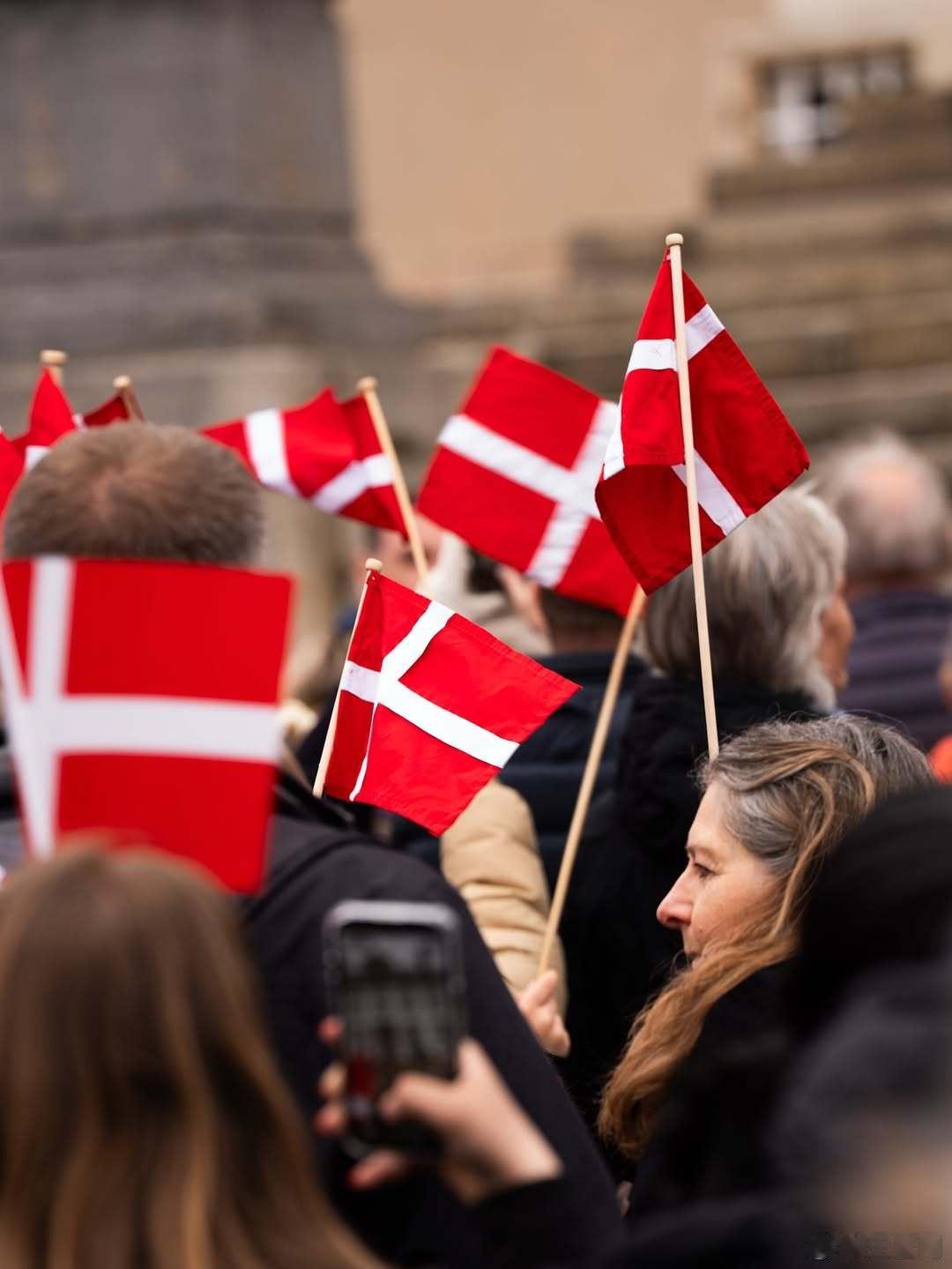 丹麦王室 🇩🇰4月16日，玛格丽特女王在弗雷德里克国王、玛丽王后、妹妹希腊王