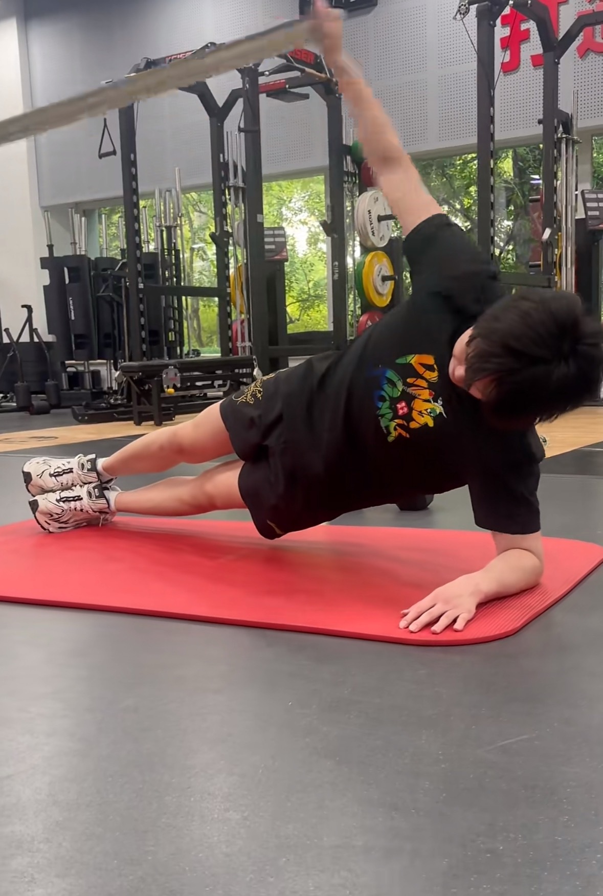 这个动作说实话 我也能做….就是………………我得有个人扶着 