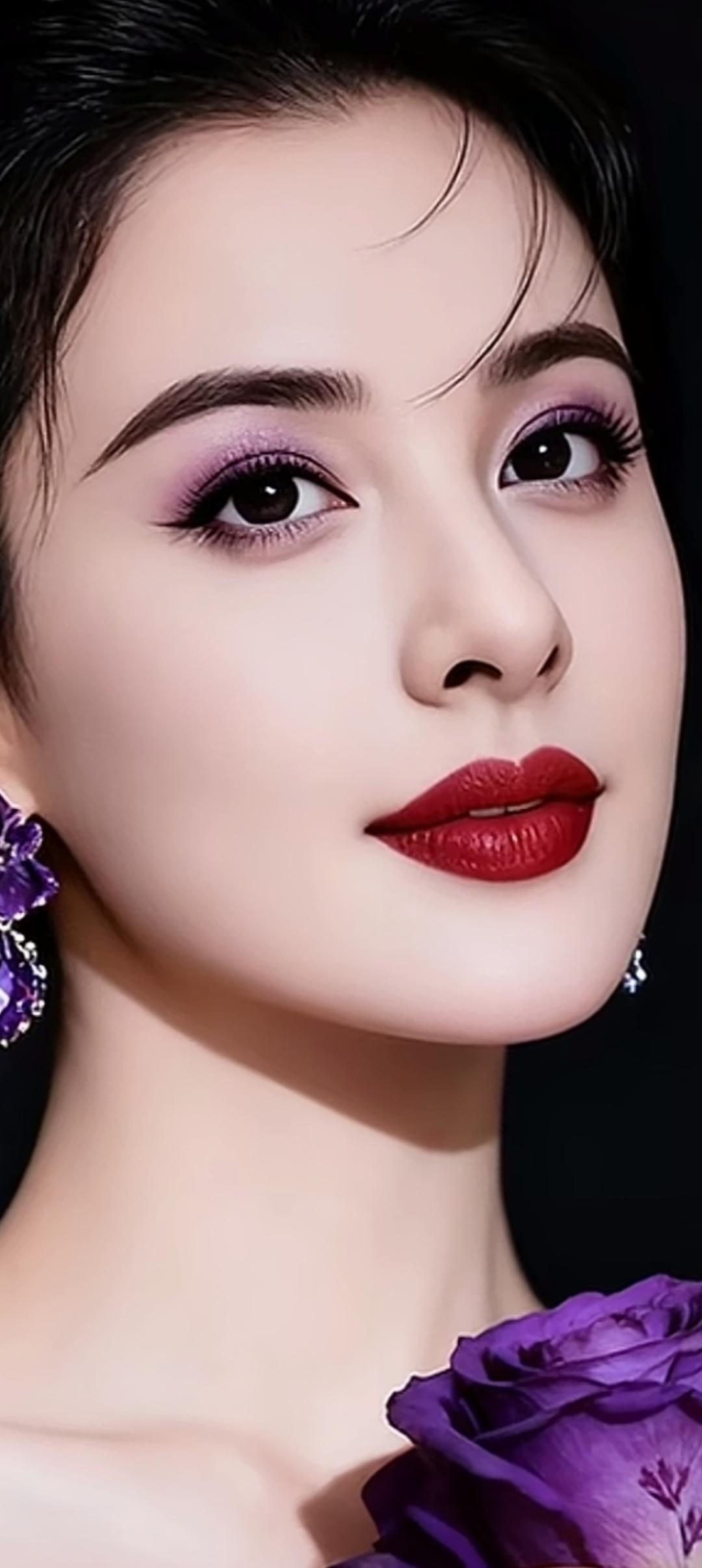 紫色玫瑰与红唇的完美碰撞，优雅而迷人。