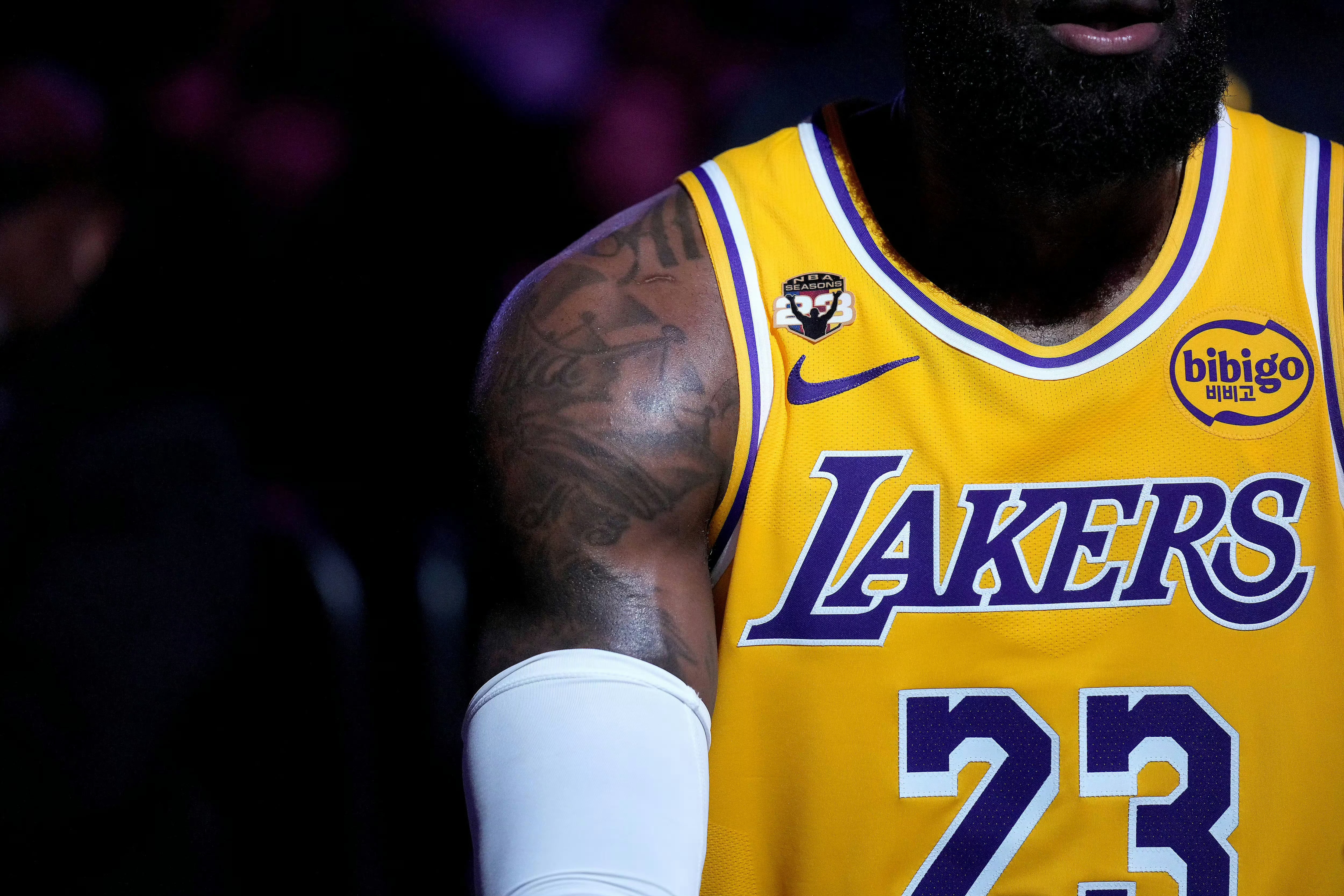 这个詹姆斯纪念徽章能买得到吗整个联盟就詹姆斯一个人有独属于詹姆斯的纪念徽章，23