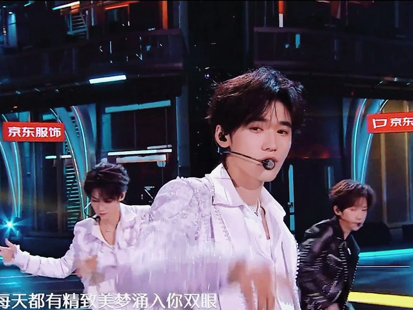 湖南卫视跨年晚会 真要命。。。一打开就这么帅的脸蹦出来 