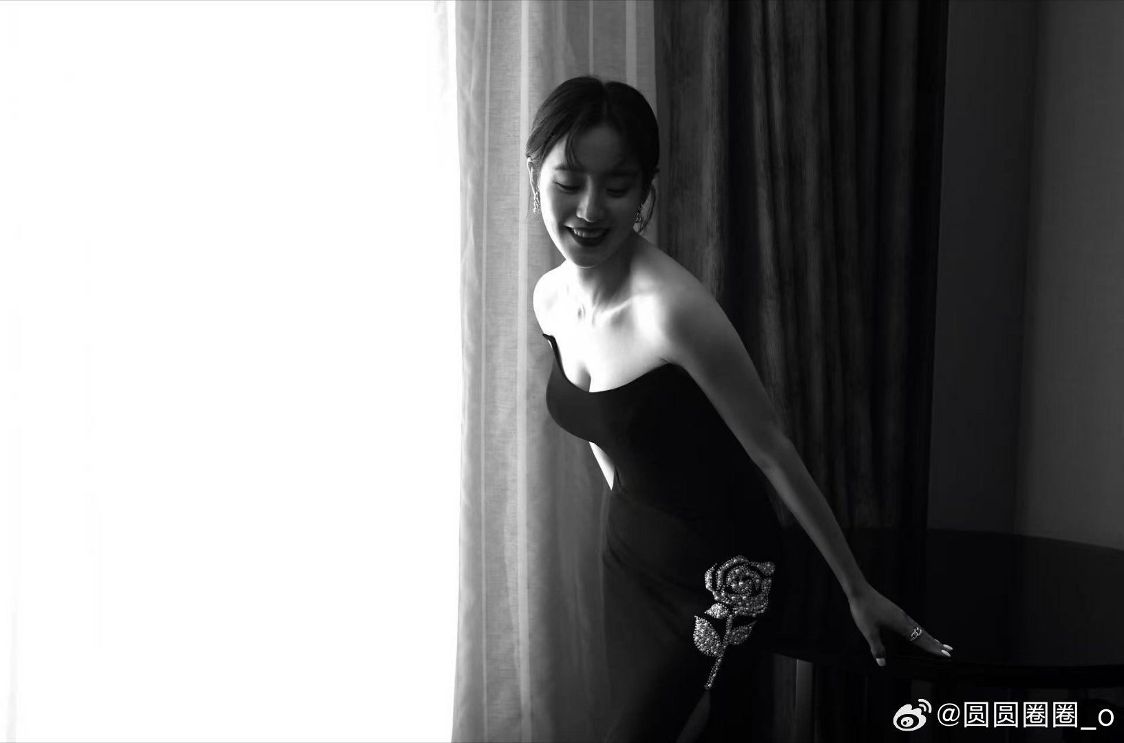 王智一笑，整个房间都亮了！那种自信又温柔的劲儿，真不是谁都能有的。姐姐的优雅，是