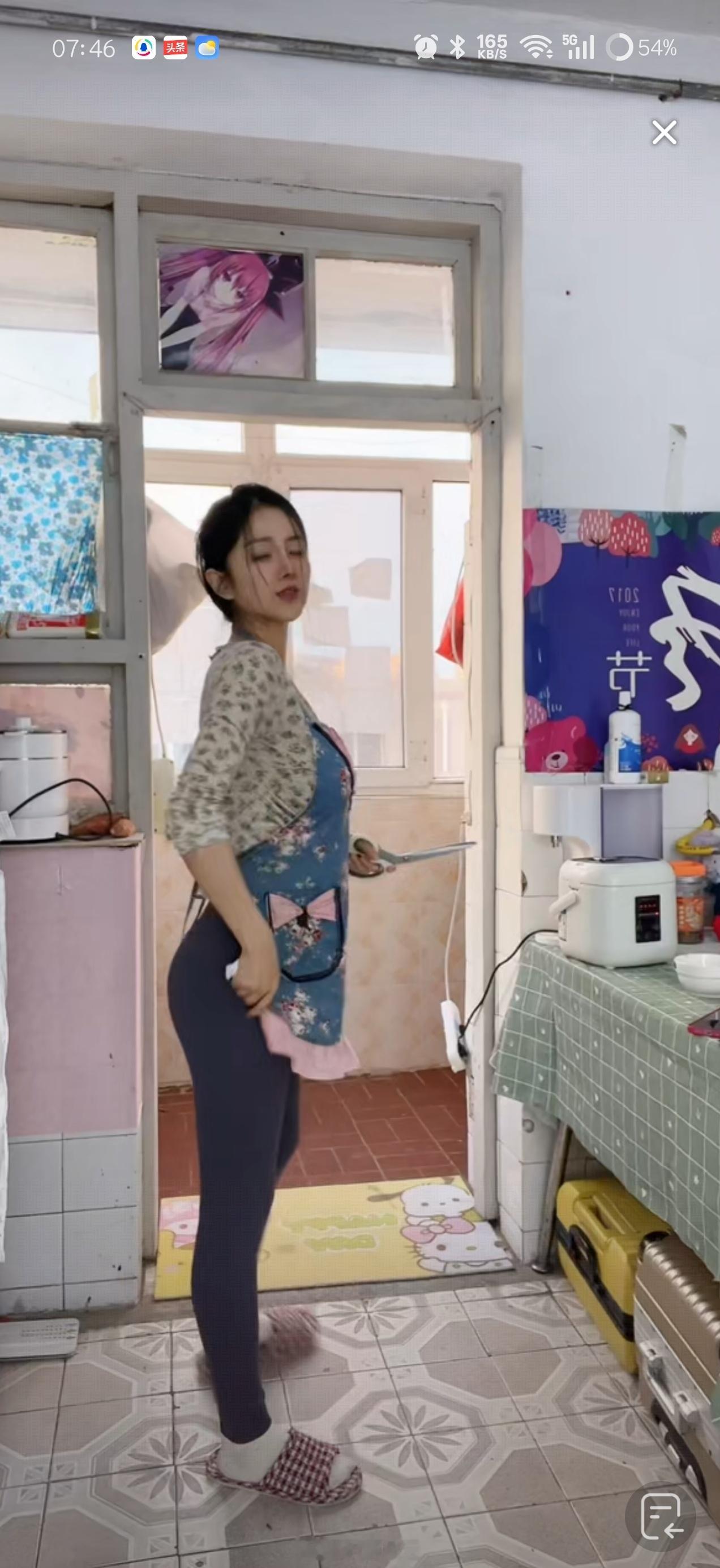 大早上炒个菜，都有近7000人观看，这可能也是竞争力的体现吧，换别的女生，未必有