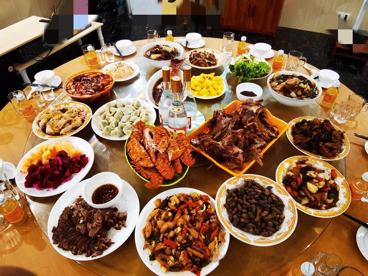 过年跟婆家一大家子人过年，都是谁在做年夜饭？媳妇？婆婆？

昨天跟原来做设计的同