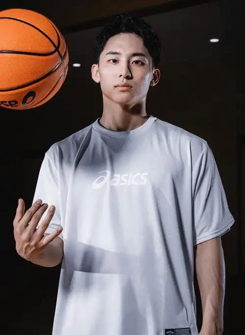 日本队在缺少八村垒和渡边雄太的情况下，依然大胜韩国。这场热身赛中，河村勇辉的表现