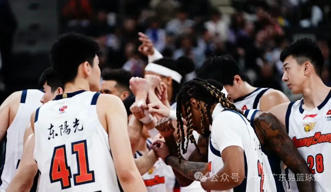 CBA迎来万众瞩目的辽粤大战，广东宏远坐镇主场迎战辽宁男篮。这场比赛不仅是传统强
