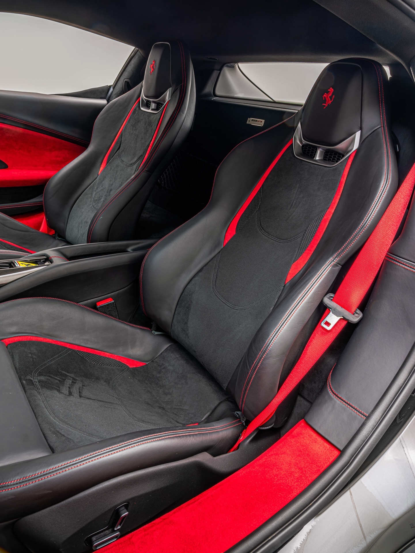 Ferrari 296 GTB法拉利 这台296黑外红内的搭配非常经典，红黑搭配