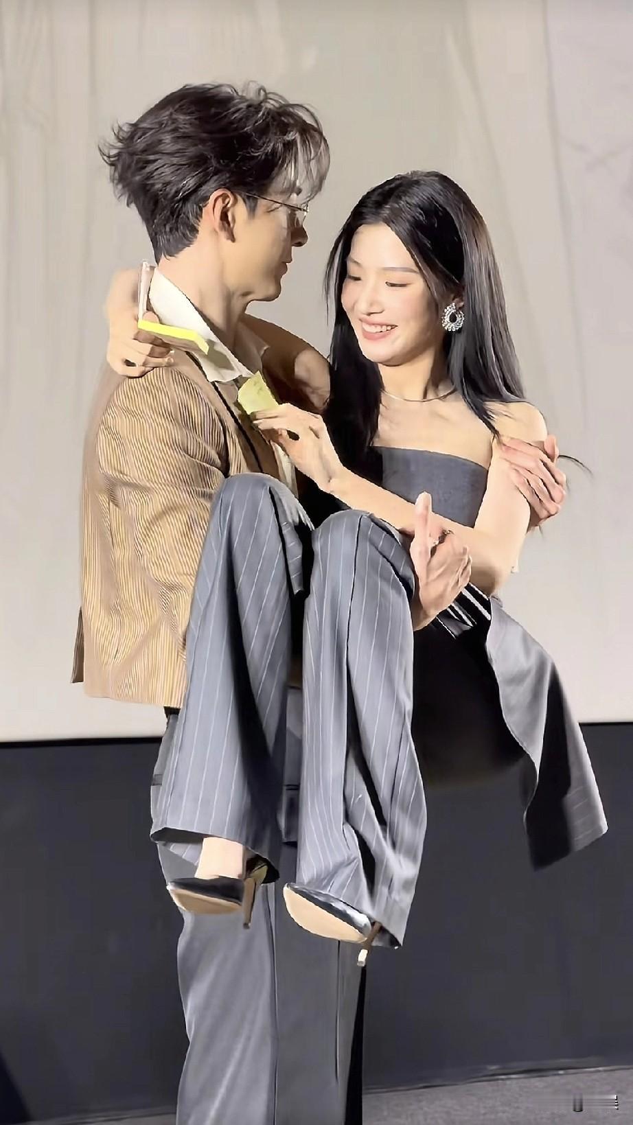 陈星旭公主抱卢昱晓的画面，氛围甜。陈星旭一身条纹西装搭配，尽显绅士优雅。卢昱晓穿