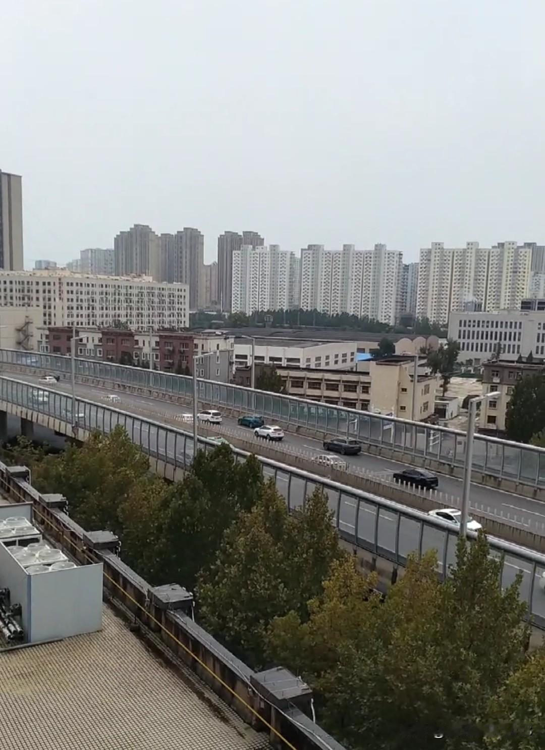 安静下来的城市一角下了一夜的雨，早晨空气中掺杂着需些凉气。周六早晨路上安静了许多
