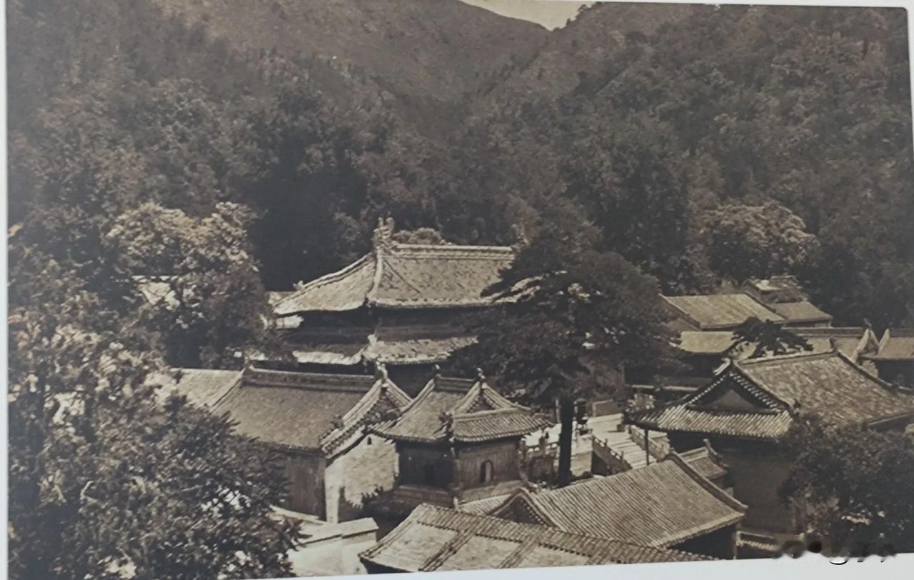 1920年，北京门头沟，潭柘寺。在这里可看到原生态二叠纪地质标本。复拍2025年