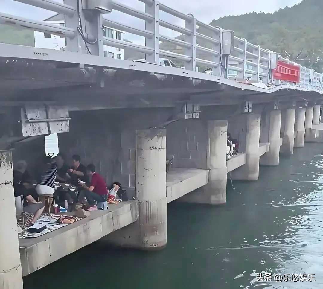 我就好奇这些人都是这么进去的，这下面好玩吗，一帮人在下面有说有笑的，比吃大餐还有