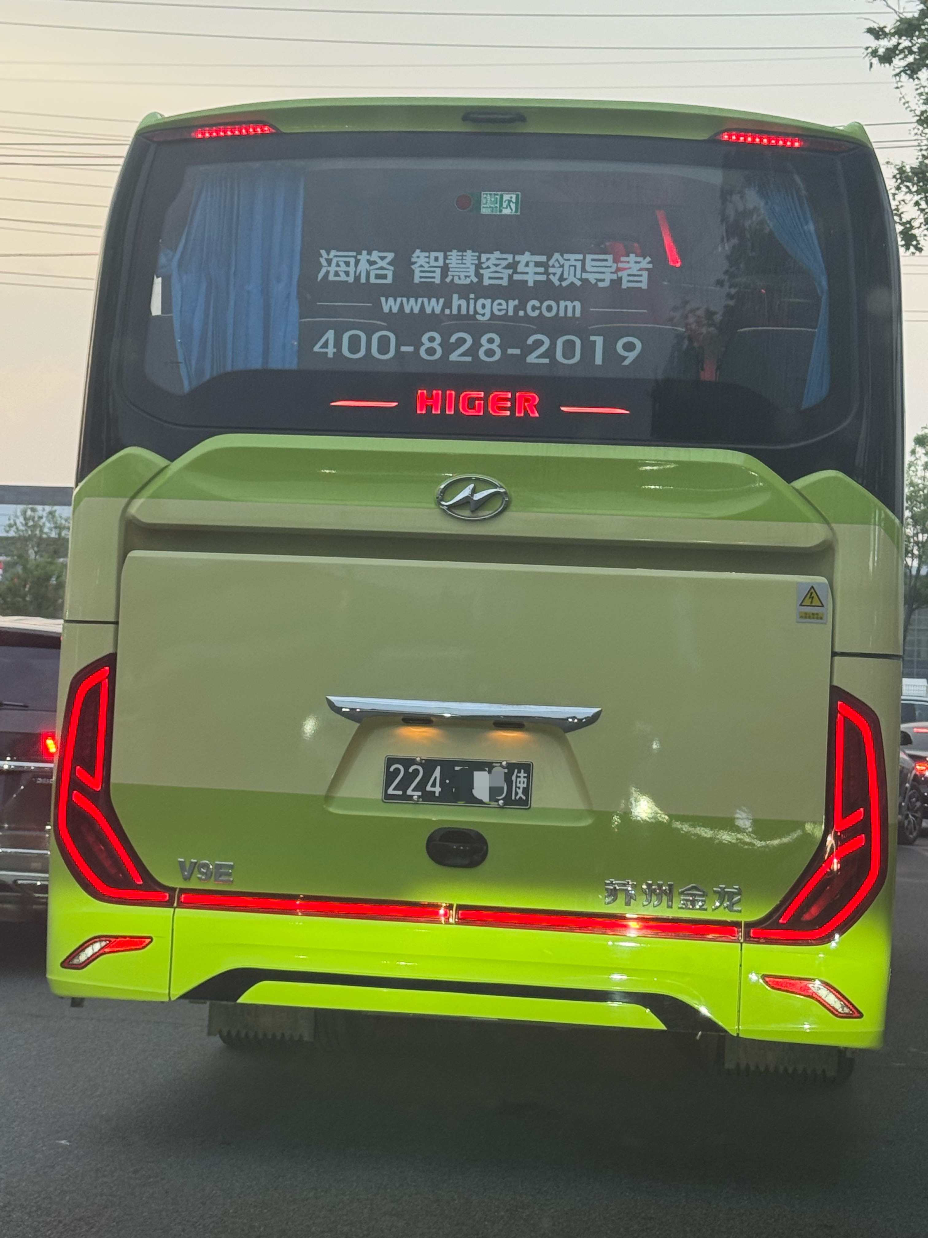 美国大使馆 还有金龙大巴呢！？这颜色很八方达李楠说道李楠说道大v聊车 北京