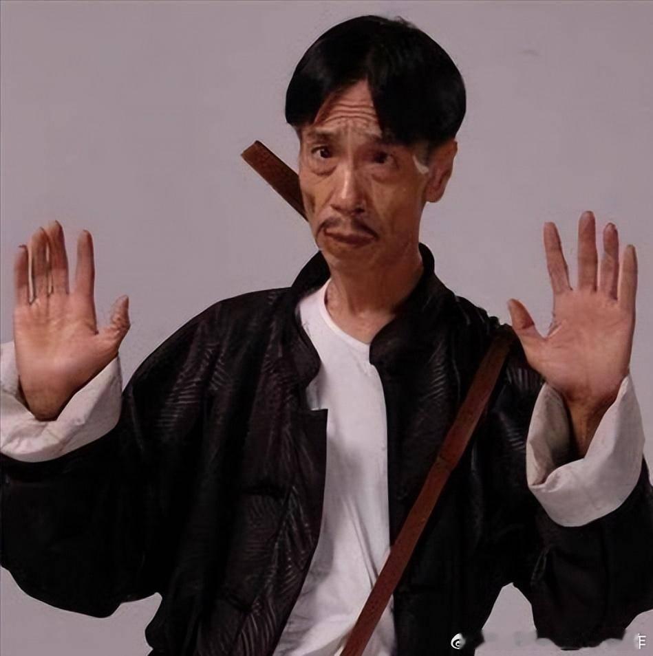 蔡徐坤八十岁的时候应该和贾队长模样差不多。或者说贾队长二三十岁的时候应该和蔡徐坤