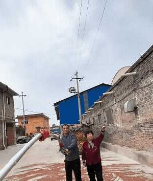 太震撼了！男子为了带80岁姥姥“登”长城，在平地上画了一幅画。两人站在画中，男子