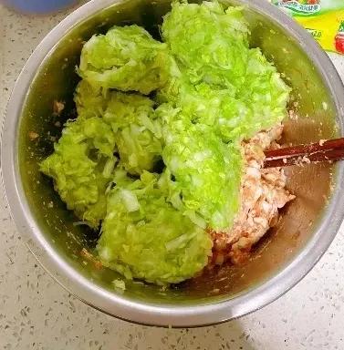 不怕冻，热劲足，天天吃苞谷糁煮白菜扁食。

白菜是百菜之王，百菜不如白菜。
苞谷