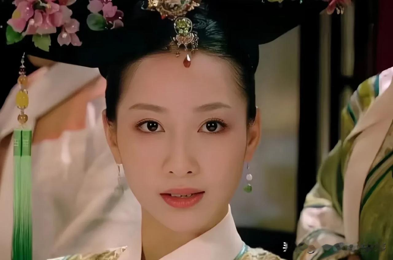 看《甄嬛传》22集，估计不少人会纳闷：陵容怎么就和嬛嬛渐渐离心了呢？这背后的弯弯