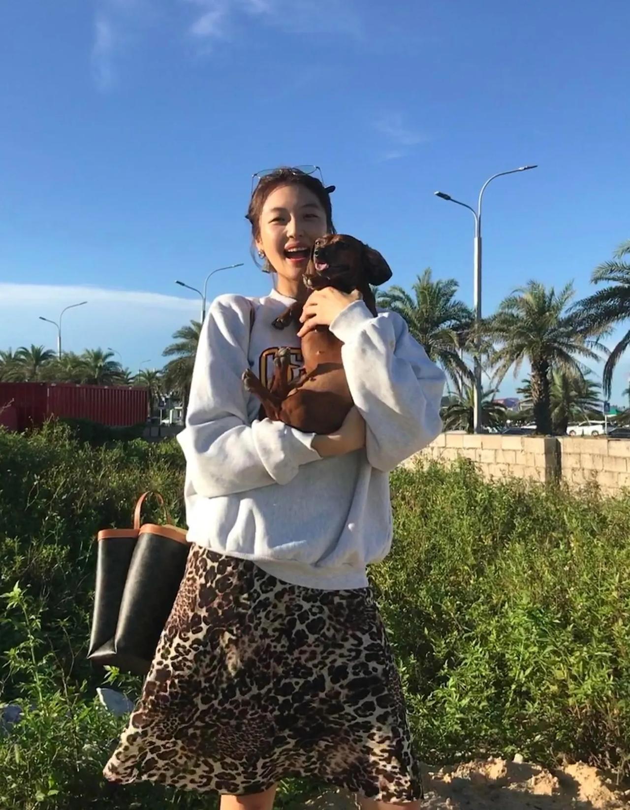 谁懂！卫衣和豹纹裙居然这么适配。
孙千浅灰色宽松卫衣搭配豹纹鱼尾半裙，
慵懒休闲