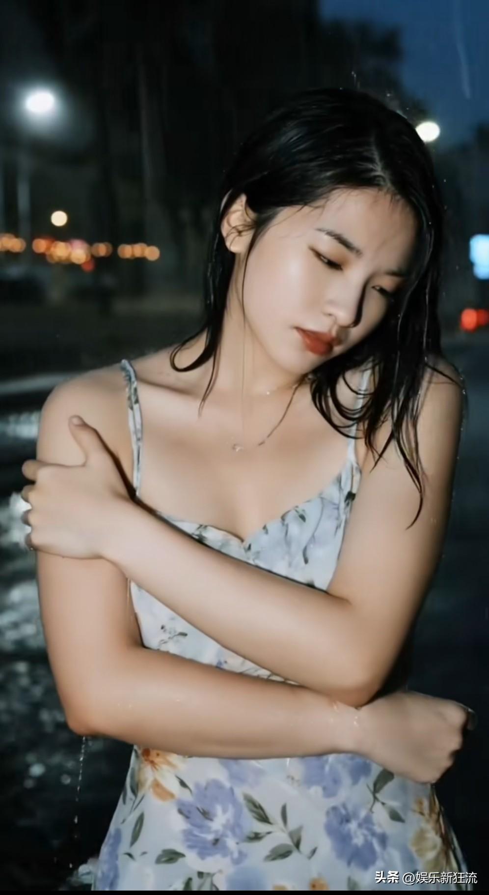 下这么大的雨都不赶紧回家吗，头发都全部淋湿了，淋感冒就不好了吧。不过这一幅雨中画