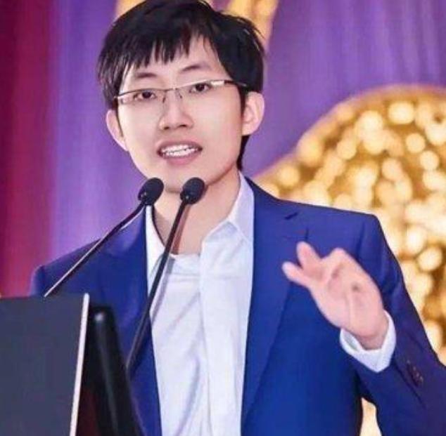 梁文锋如今大概肠子都悔青了。他后悔的并不是中国AI模型能力弱，也不是美国限制De