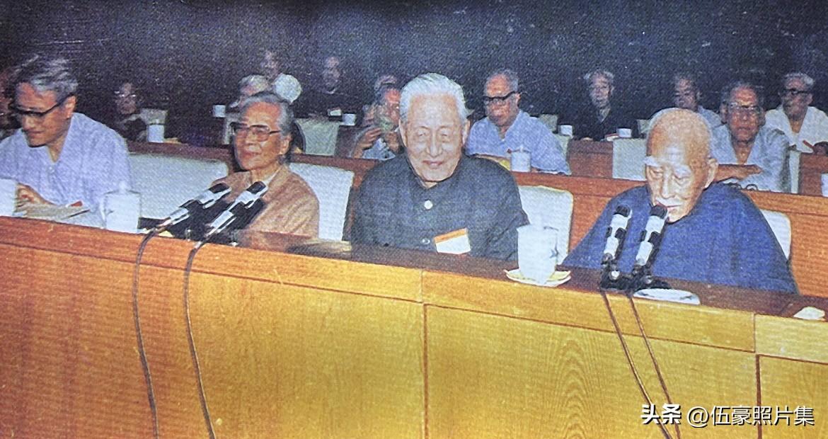 1987年6月，叶圣陶先生（前排右一）抱病出席民进全国代表会议并讲话，右二是赵朴