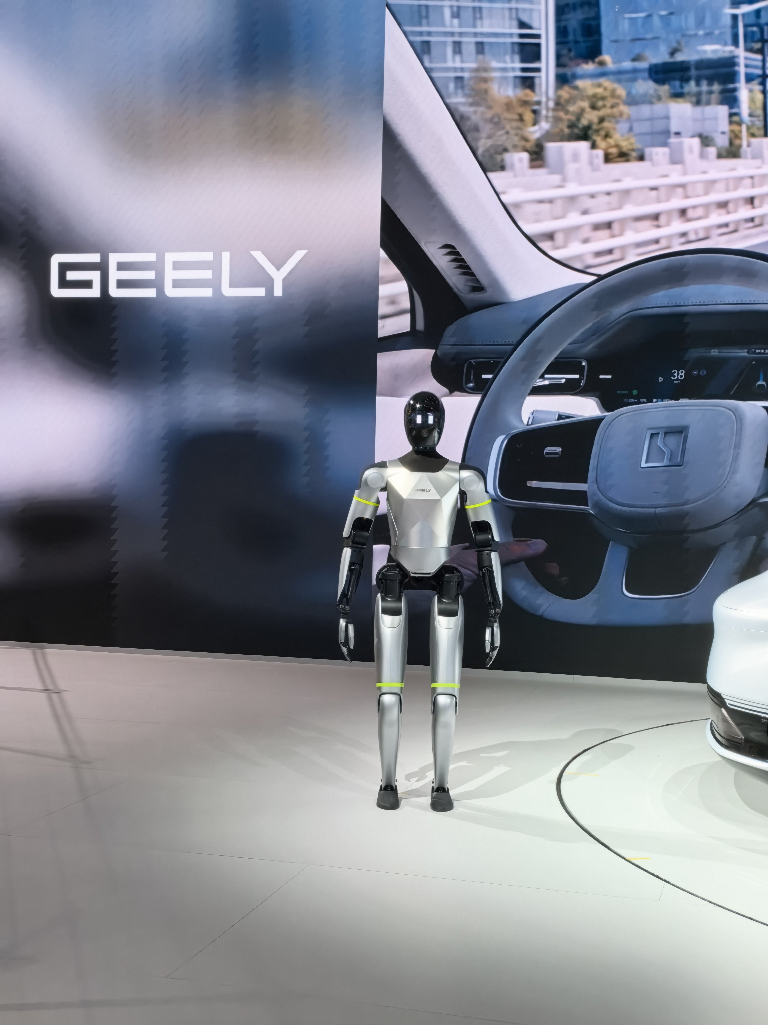 2026北京车展  吉利有点强！中国首款原生Robotaxi原型车Eva Cab