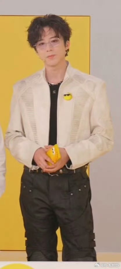 刘宇宁直播黑白撞色赛博感卷毛刘宇宁 白衬衫黑裤子，颜色简单但穿得挺有味道。卷毛配