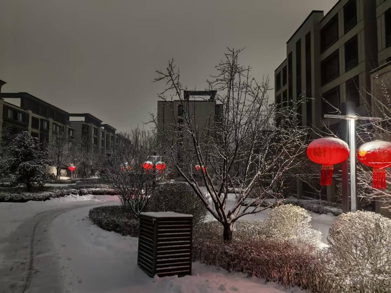 冬日雪景中的暖意，红灯笼点缀的宁静夜晚。