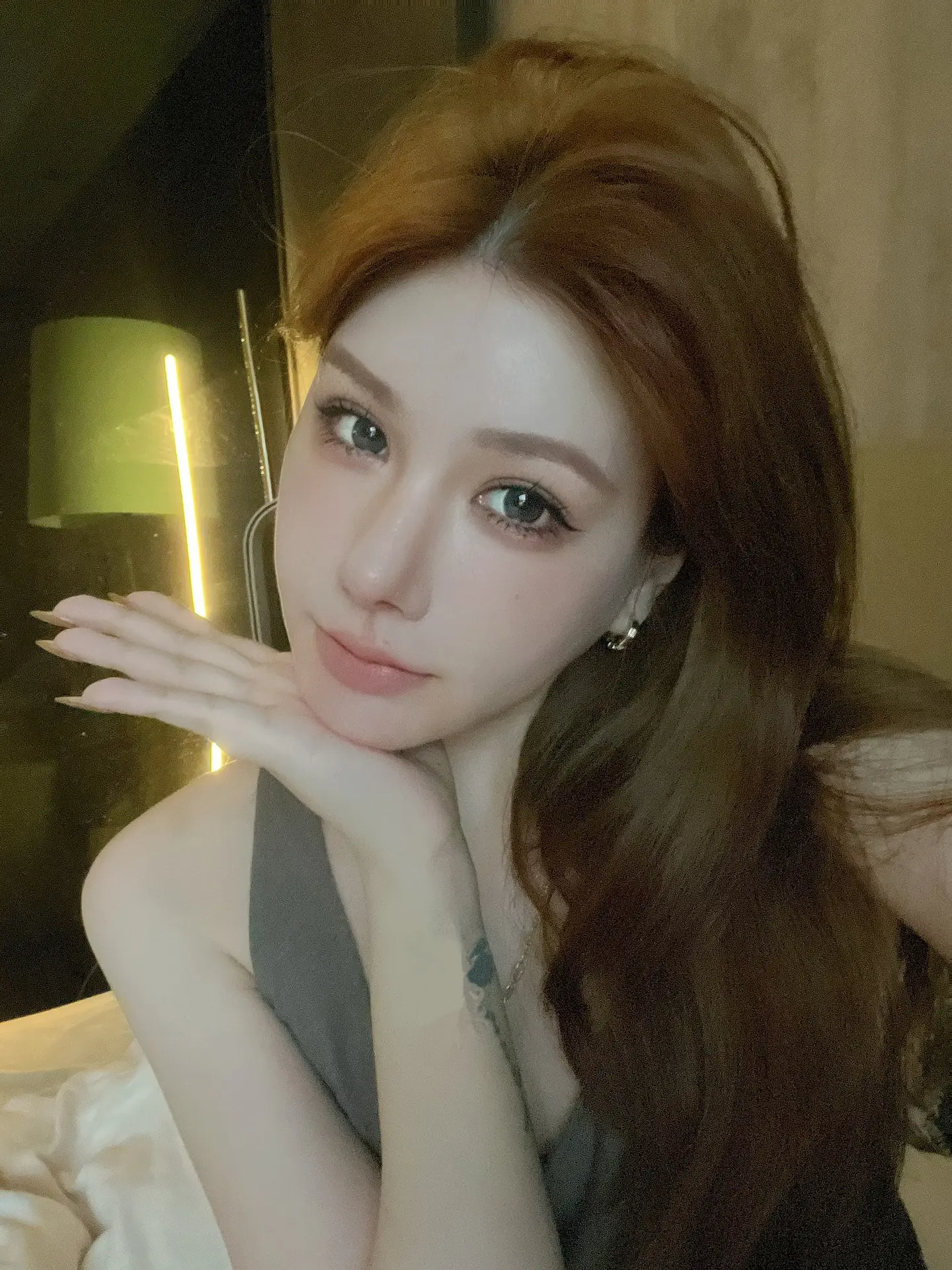 非常显白的发色。