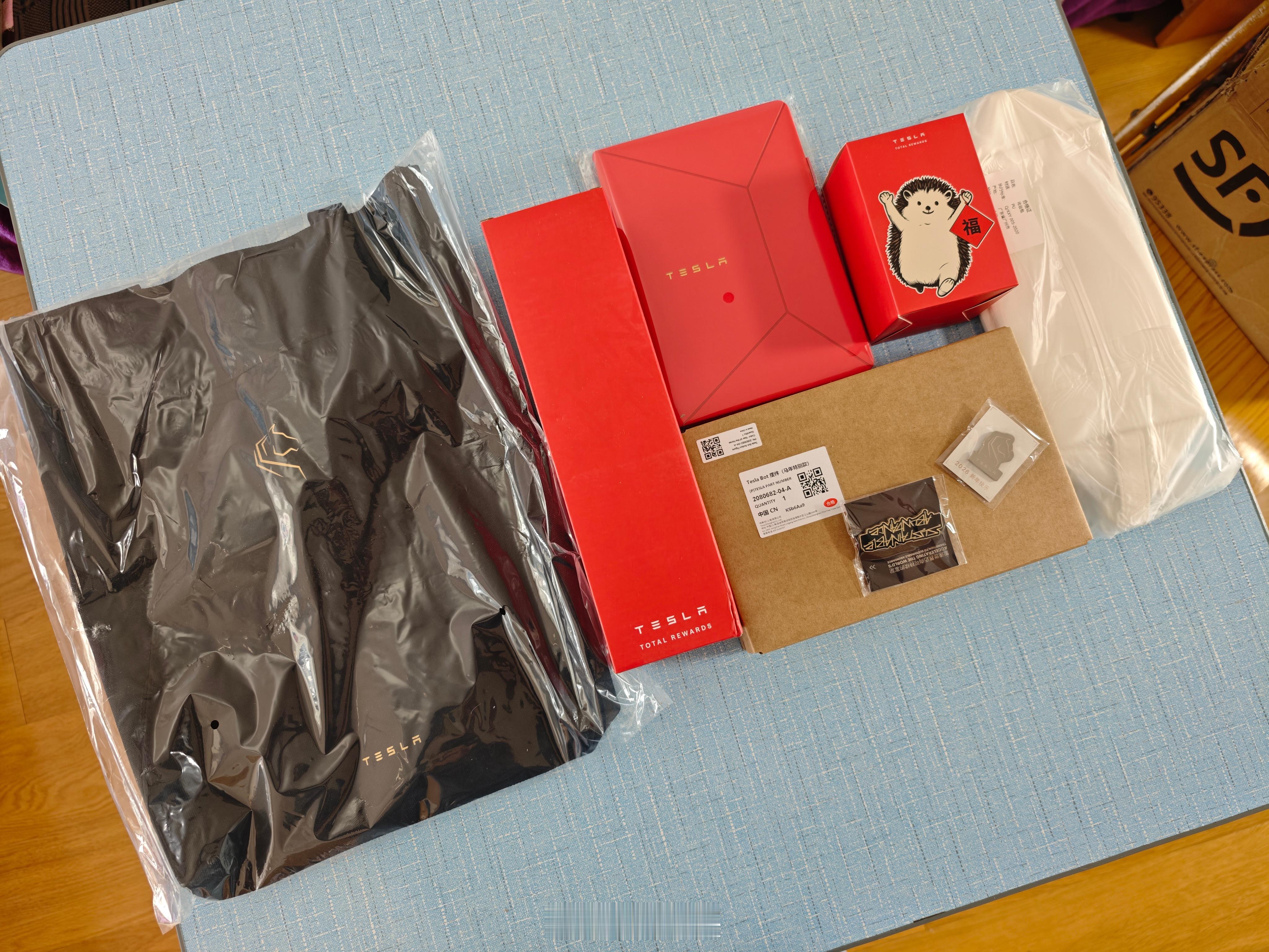 特斯拉寄来的新年礼物满满一箱老铁有没有喜欢的，我来抽奖