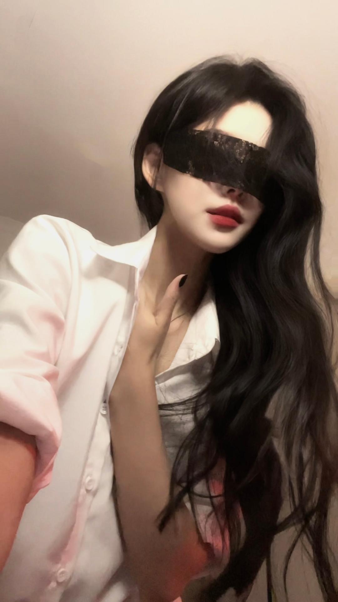 手部动作教学:先比数字七 在七的基础上再比六 就是把小拇指和大拇指翘起来