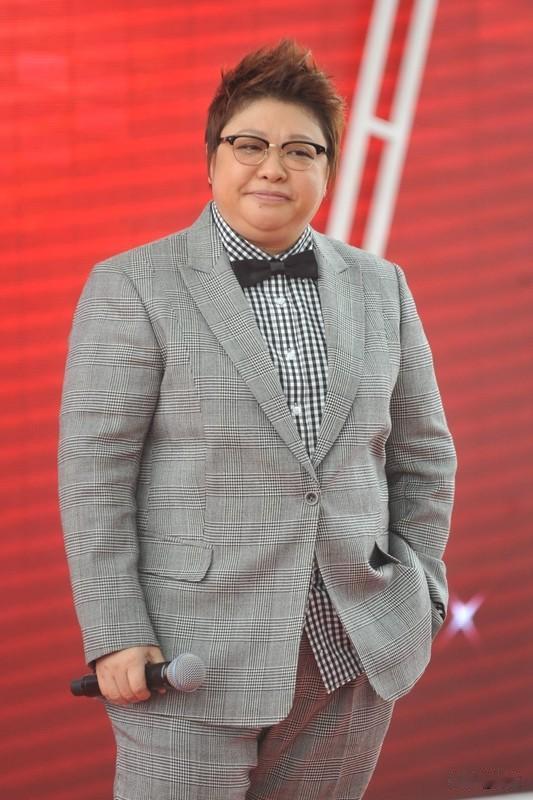 【她突然“消失”了，全网却集体致敬：这个女人，狠起来真不要命！】

有人说她是“