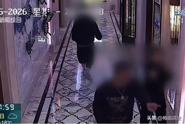 上海，一名65岁的男子在公园里相亲，认识了一位33岁的女子，女子说自己是一位音乐