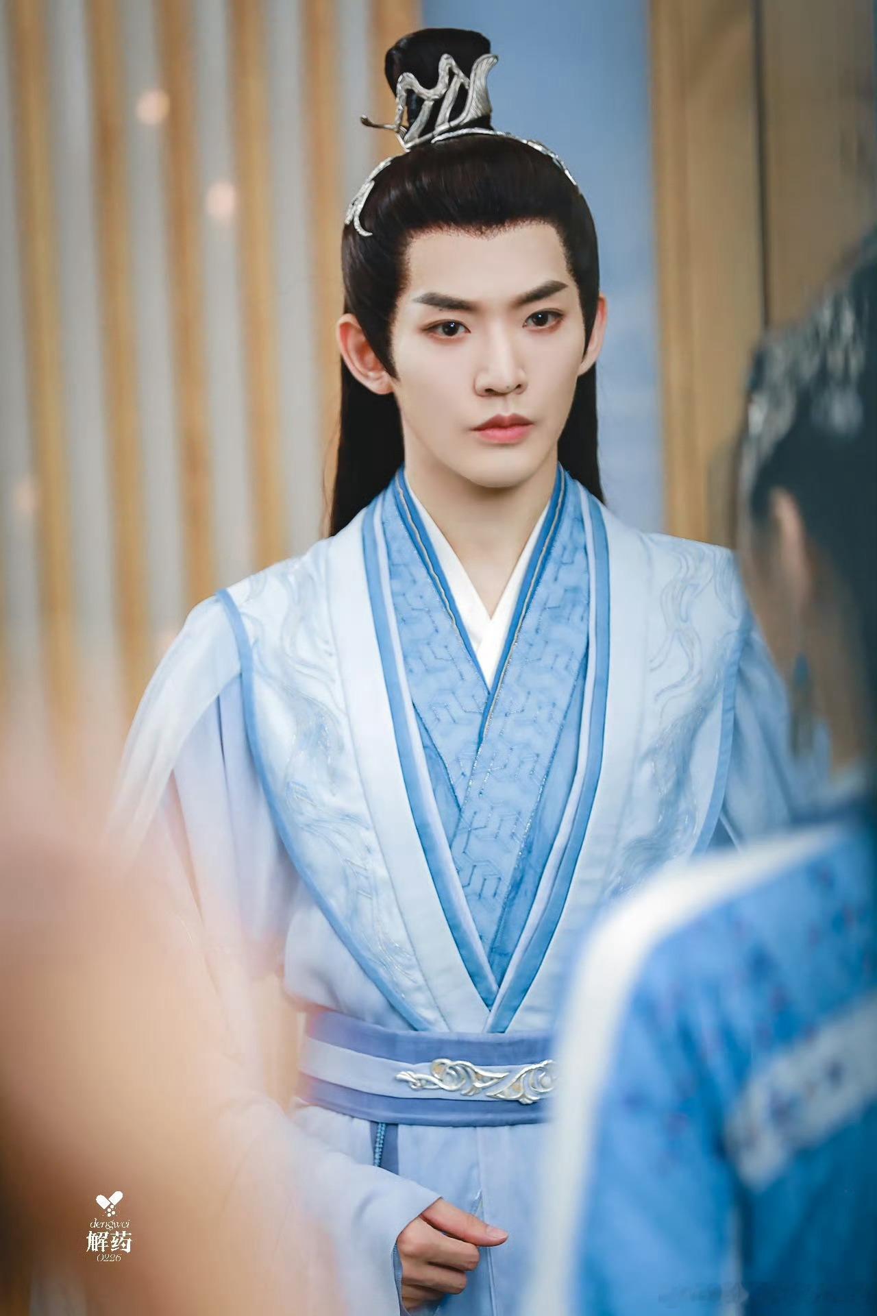 #邓为[超话]#喜欢春天的花香，夏天的海浪 ，秋天的枫叶，冬天的飘雪和每一天的你