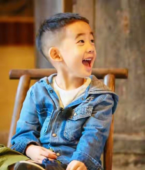 Jasper13岁生日庆生照曝光！遗传陈小春单眼皮，被曝将赴英国留学 