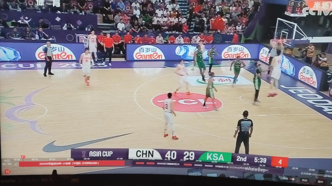 中国队终于赢下了小组赛第一场和东道主沙特队的比赛。沙特队险些翻盘。纵观全场比赛，