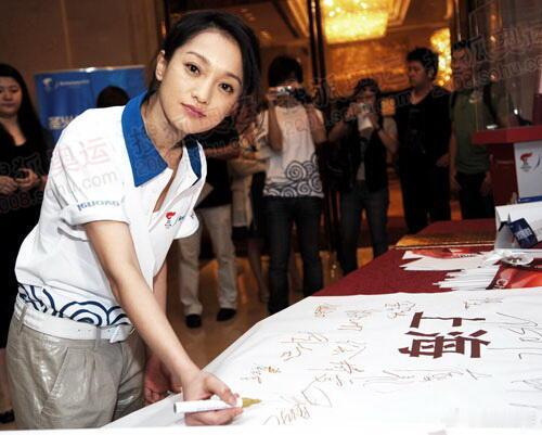2008年，周迅参加奥运火炬活动。穿着简单的Polo衫就非常出众。 ​​​