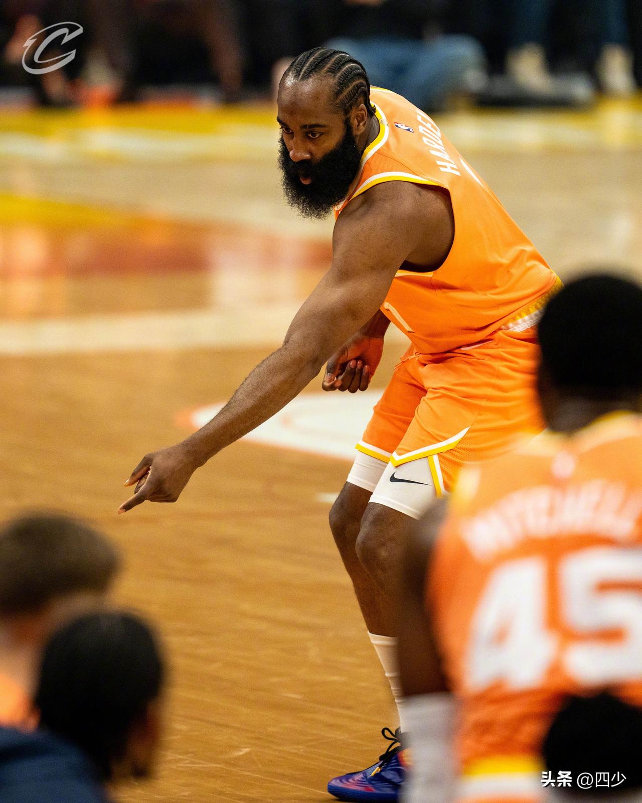 头条怎么那么多说哈登合同的？还有鼻子有眼7500万两年？一点NBA常识都没有！