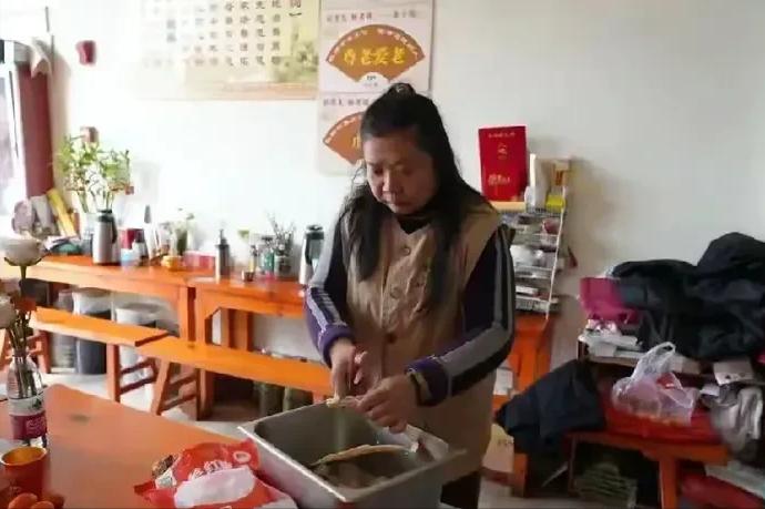 [中国赞]浙江一老板娘在医院旁开餐馆四年，不问顾客身份，吃完就走，不收费。而来就