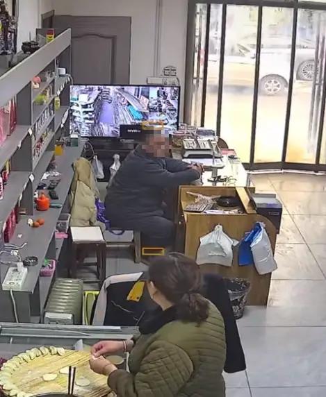 河南新乡夫妻店内日常聊天突遭永别，63岁丈夫瞬间心梗离世引全网泪崩：珍惜眼前人，