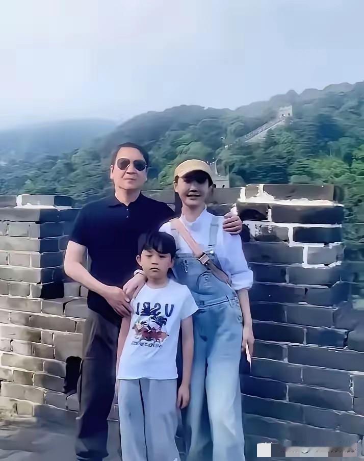 赖文峰的钱包里一直藏着一张妻儿合照。老婆年轻漂亮、美若天仙，比杨钰莹还好看。这张