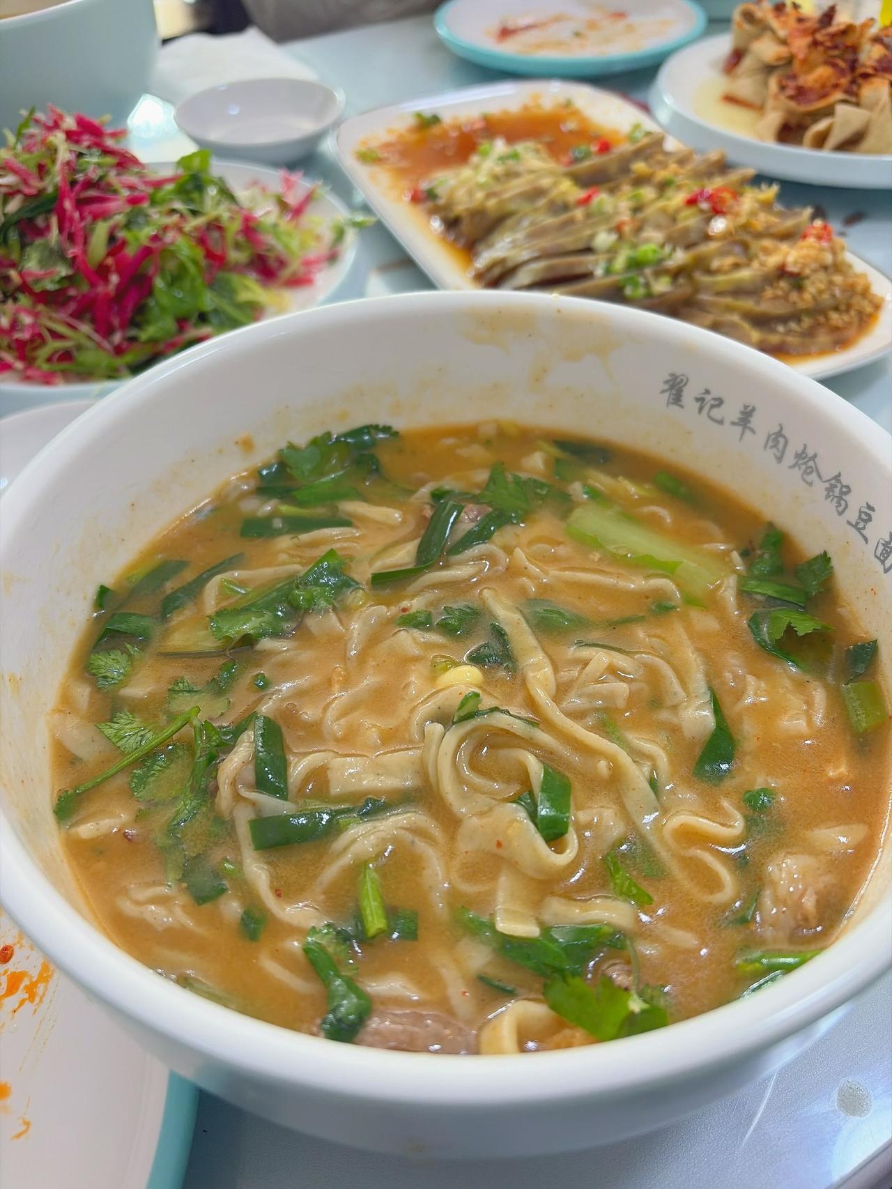 生炝羊肉豆面条
刚出锅的生炝羊肉豆面条，热气腾腾，隔着屏幕都能闻见香。这一筷子下