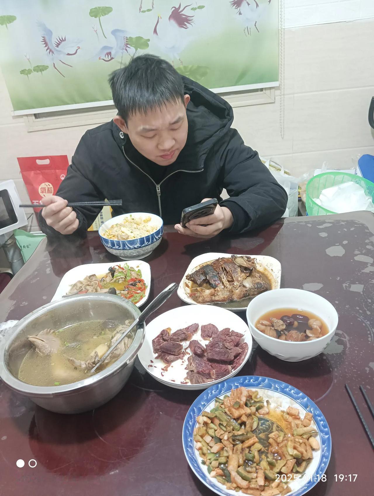 我的好大儿放假一个星期了，每天说的最多的就是妈妈，咱们去哪吃啊，妈妈，咱们去哪玩