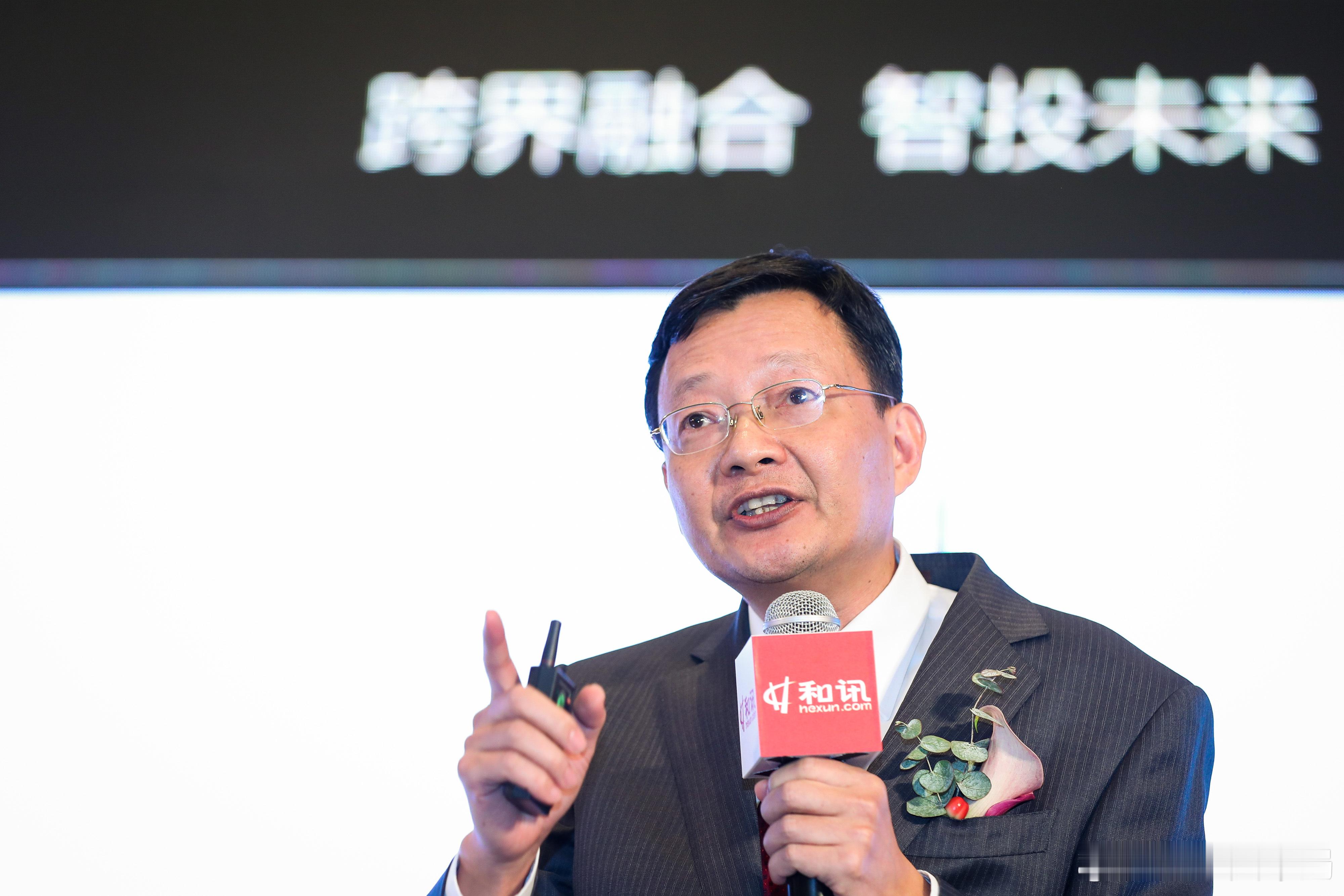 【李大霄喊话年轻人不要全职炒股】李大霄劝年轻人赶紧回去上班近期，在一场以“AI资