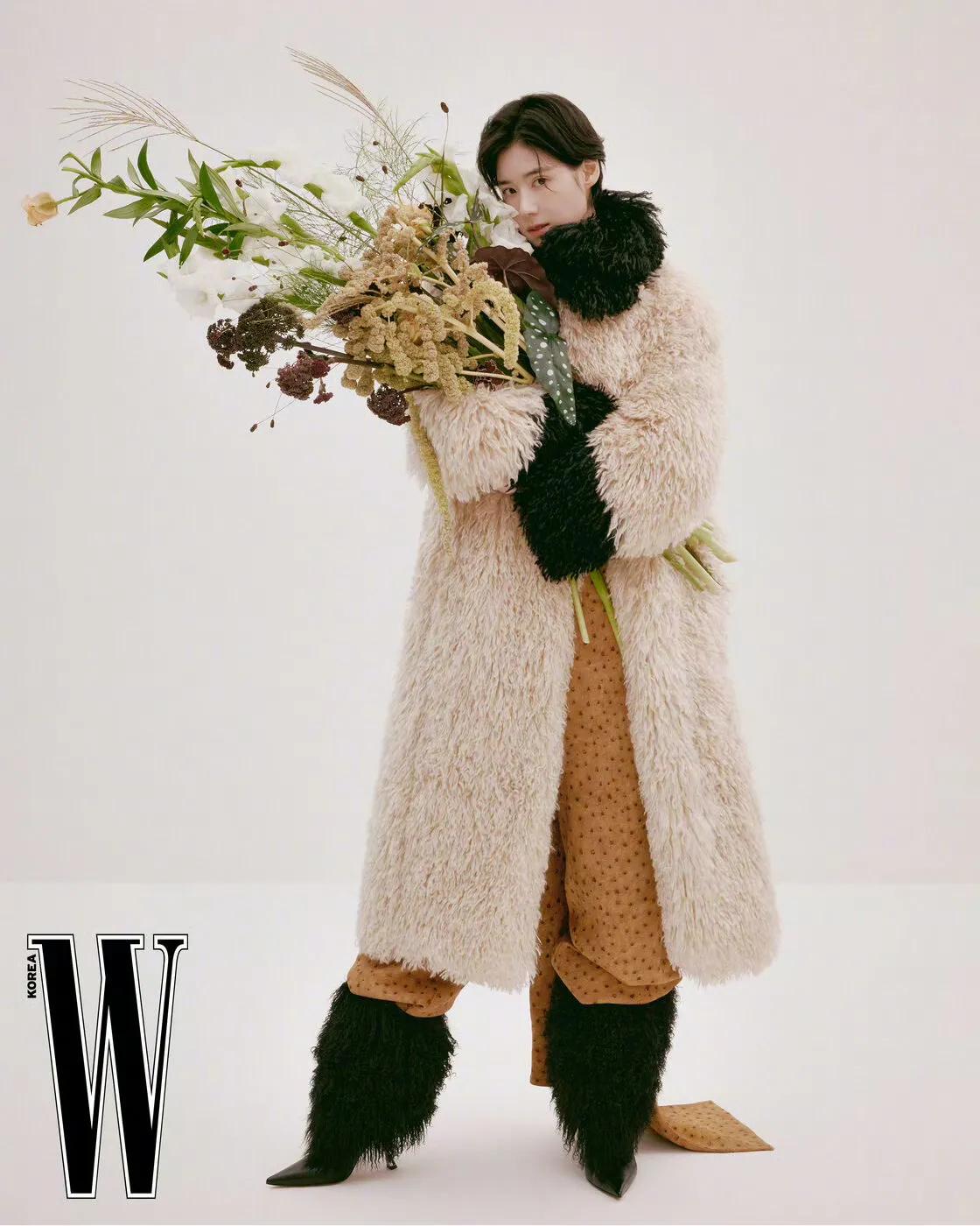 W KOREA 10月号LOEWE​服饰画报，剪了短发的郑恩彩，清冽文艺的气质~