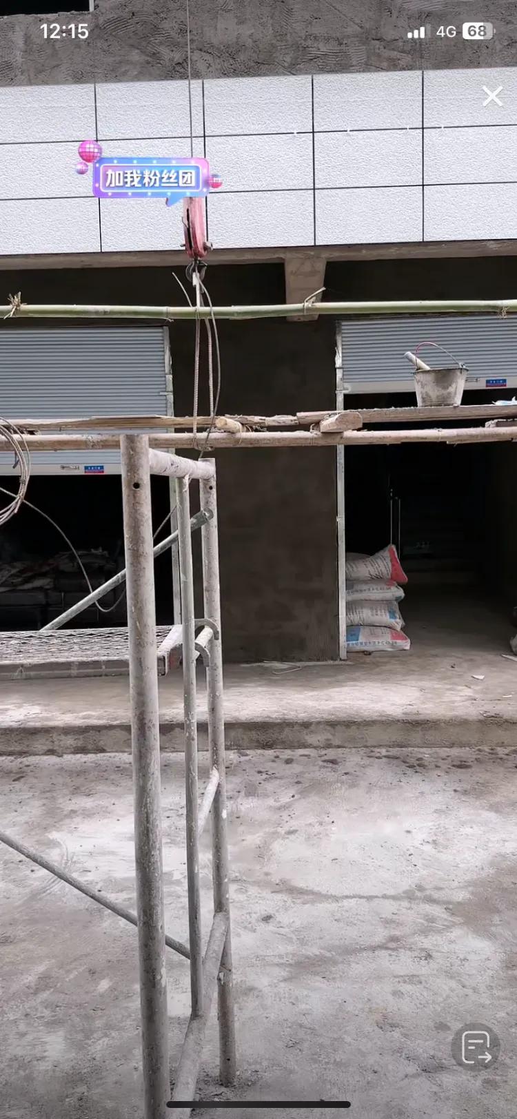 小松家人居住的房子都比较大，奶奶一个人也居住一整幢楼房，爸妈长期在外打工，也建了