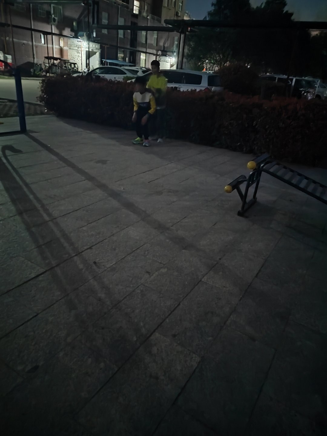 小朋友的快乐如此简单俩人突发奇想要进行体力大比拼他抱着他跑一圈他背着他跑一圈俩人