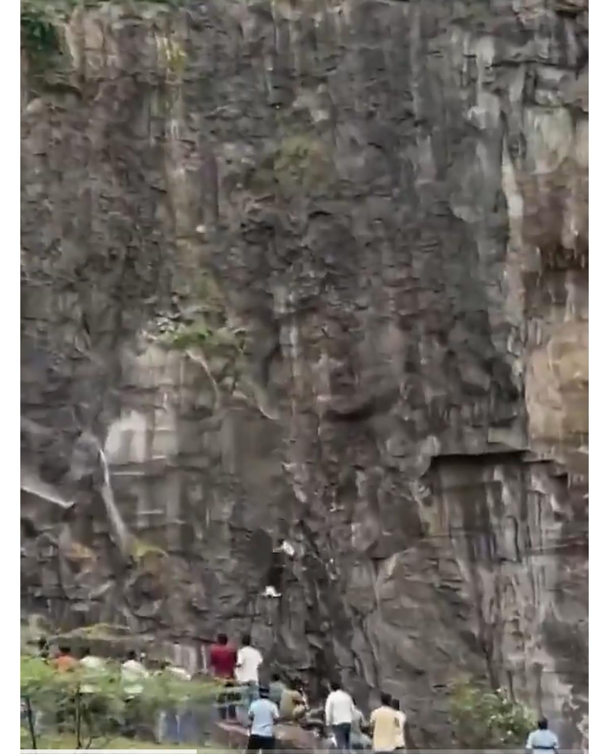 印度马哈拉施特拉邦的一名18岁男子，因与其父亲就未支付的iPhone分期付款问题